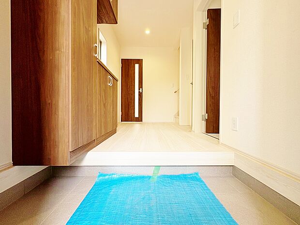 「行ってきます」と「ただいま」は、この玄関から始まります。