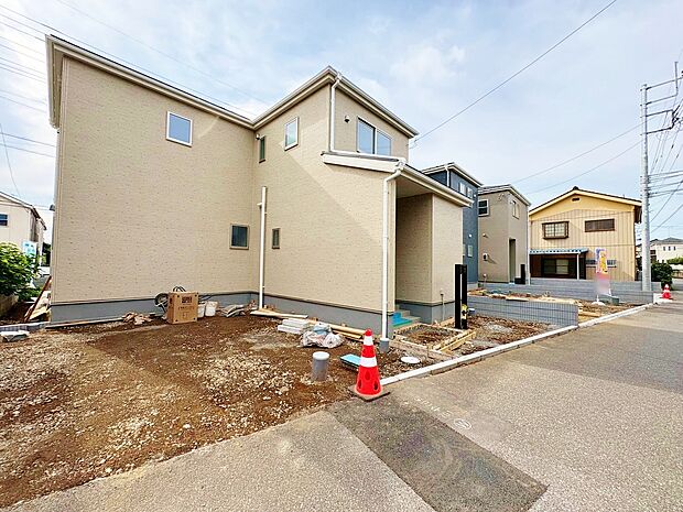 カースペースには並列で2台駐車可能です。(令和7年10月 撮影)