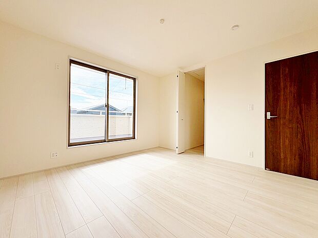 主寝室は広々8帖、バルコニーに面した開放感のある空間です。