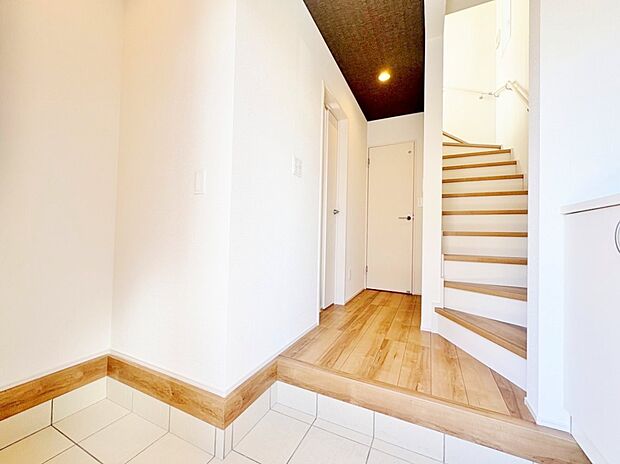 清潔感のある空間を保ち、収納スペースを広く設けました。