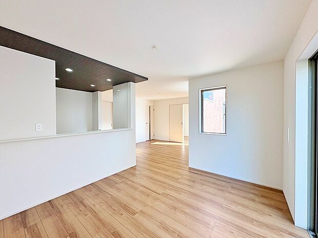 18帖のLDK横には3.75帖の洋室を備えています。