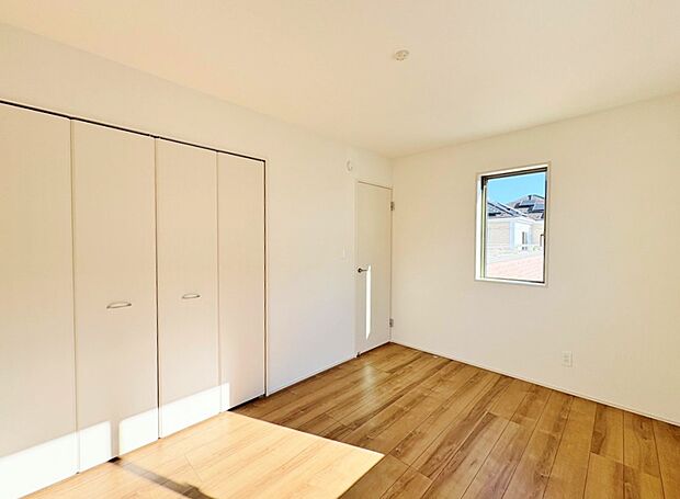 二面採光により陽光が差し込む温かみのあるお部屋。