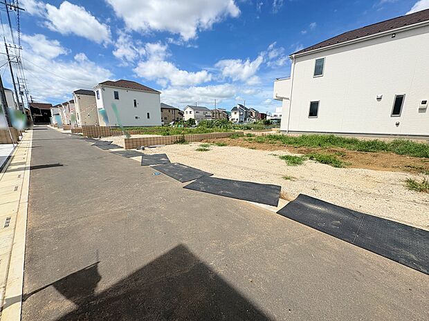 周辺環境とのコラボレーションにより明るい空間を演出。(令和7年7月 撮影)