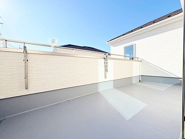 居室を通らずバルコニーに出入りできる動線を確保しています。