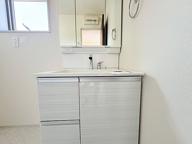 鏡の裏側には細かい物も収納でき、スッキリ片付いた洗面台に。