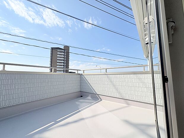 たくさんの日差しと風を受け洗濯物もすぐに乾きそう。