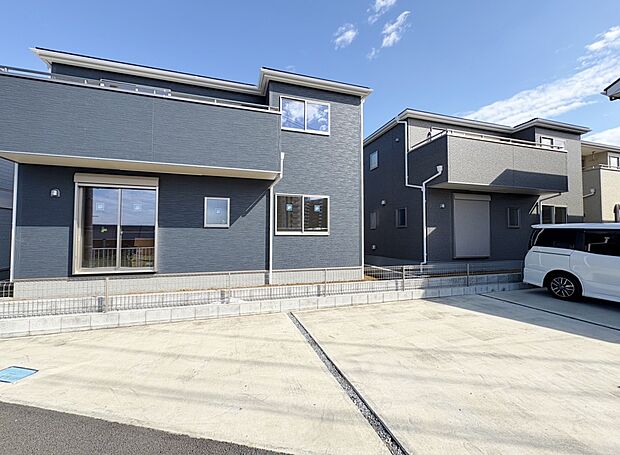 左が2号棟。戸建住宅の良さを知っていただける一邸を造りました。(令和7年10月 撮影)