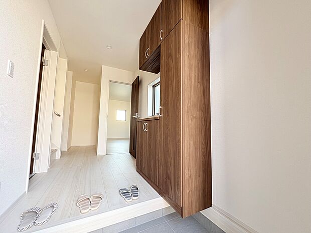 お花や写真を飾ってゲストをお出迎えするのも素敵です。