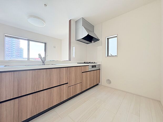 ナチュラルな木目が美しい、お洒落なキッチン。