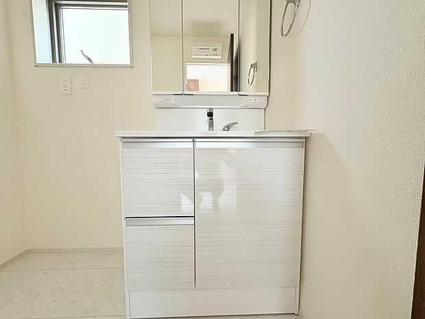 スッキリとしたシンプルなデザインの洗面台は、お手入れもラクラク。