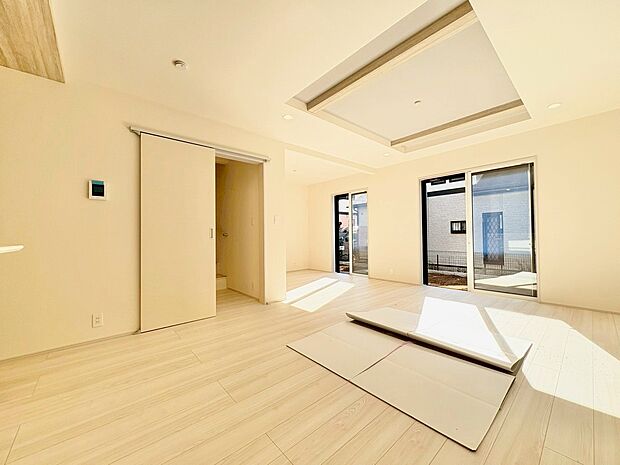 玄関ホールの先は帰宅した家族を笑顔で迎えるリビング。