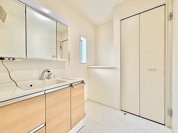 キッチンのそばに水回りを集約した家事効率の良い動線を確保。