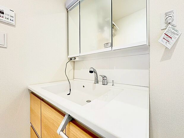 鏡の裏側には細かい物も収納でき、スッキリ片付いた洗面台に。