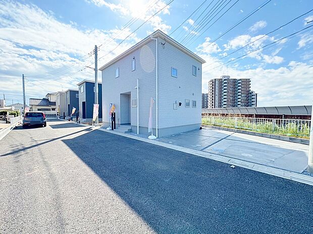 奥が当物件。街並み全体へのデザインの拘りはきっとご満足いただけるはず。(令和7年10月 撮影)