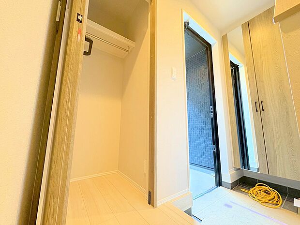 玄関回りには靴以外にも置きたい物はたくさんありますよね。