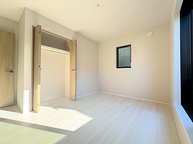 2階は全居室二面採光、収納を完備しています。