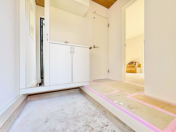 「行ってきます」と「ただいま」はこの玄関から始まります。(令和7年10月 撮影)