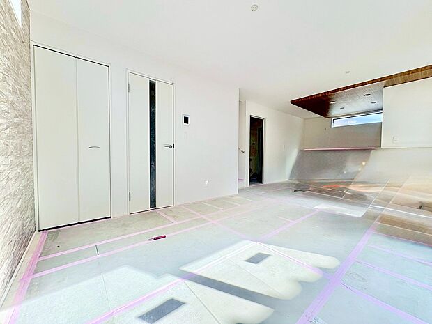 16帖のLDKは人気の対面式キッチンを採用しています。(令和7年10月 撮影)