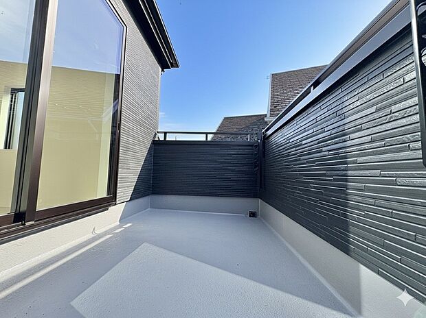 たくさんの日差しと風を受け洗濯物もすぐに乾きそう。