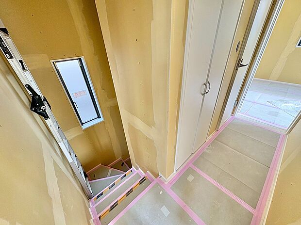 小窓から明るい光が差し込む階段です。(令和7年10月 撮影)