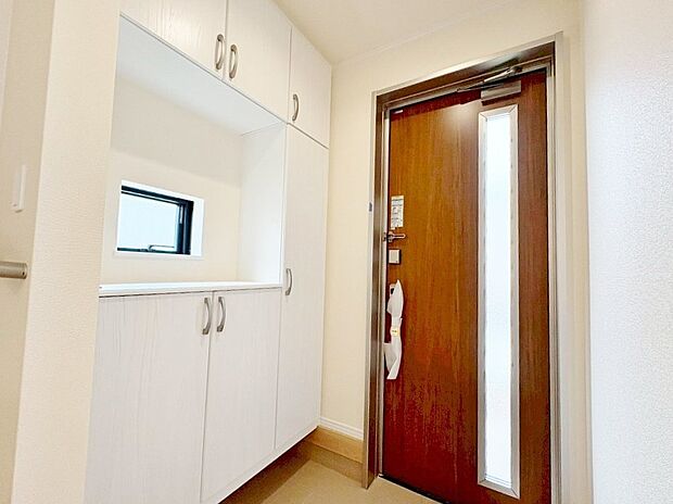 季飾のお花やグリーンを飾ってマイホームを創り上げてください。