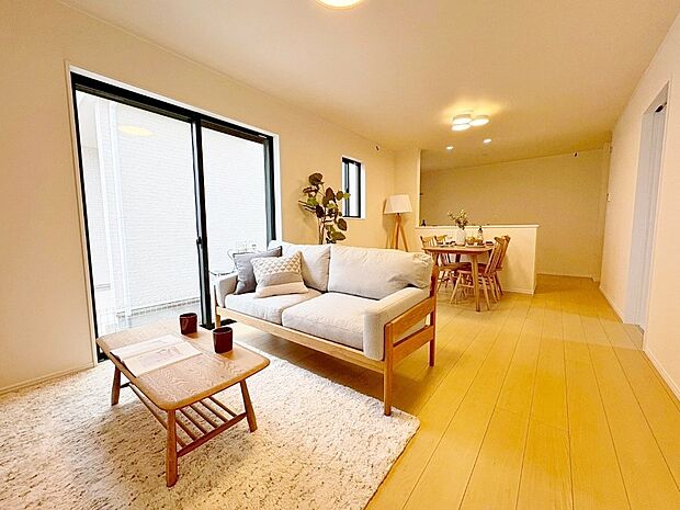 LDK17帖＋続き間洋室5.25帖の開放感溢れる空間です。