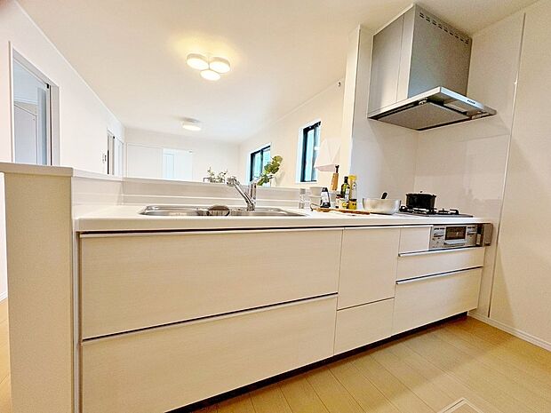 ホワイトを基調にした清潔感のあるキッチン。