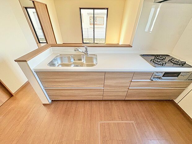 ナチュラルな木目が美しい、お洒落なカウンターキッチン。