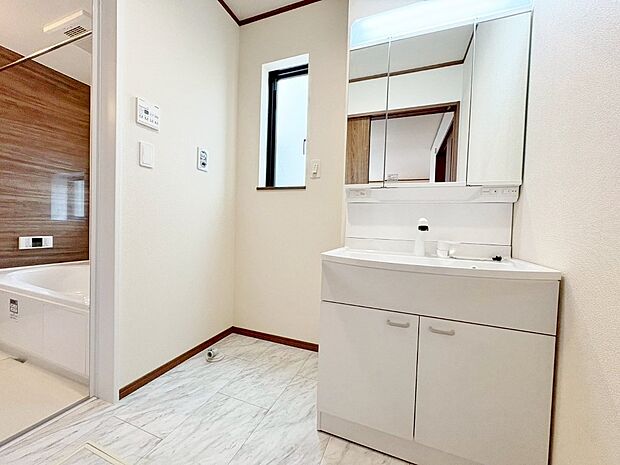 湿気がこもりやすい洗面所には窓があり換気がしっかり行えます。