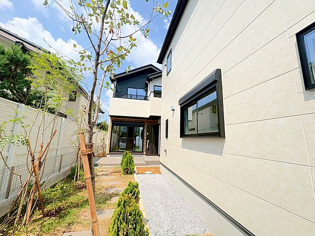 玄関までのアプローチにはお花や木を植えてアレンジも楽しめます。