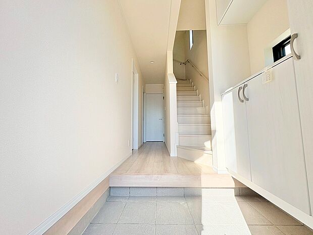 「行ってきます」と「ただいま」は、この玄関から始まります。