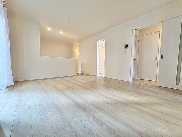 玄関ホールの先は帰宅した家族を笑顔で迎えるリビング。