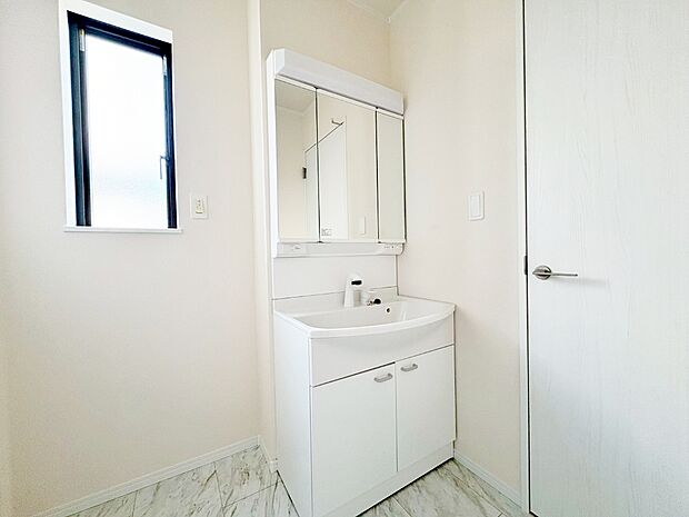 明るく清潔感のある洗面台は気持ちがいいですね。