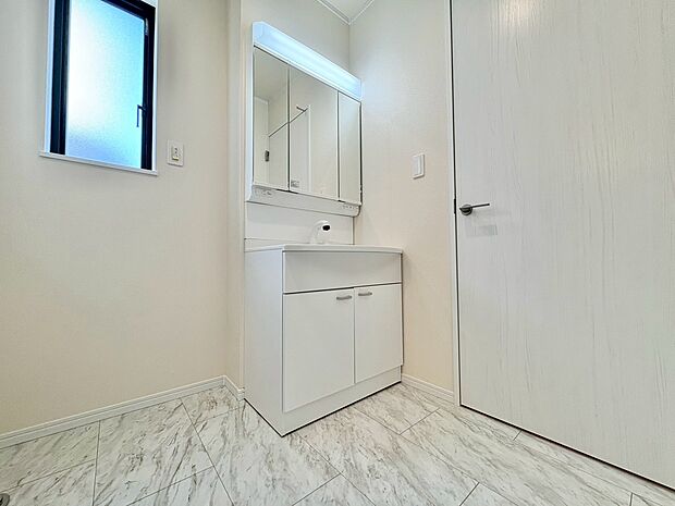 明るく清潔感のある洗面台は気持ちがいいですね。