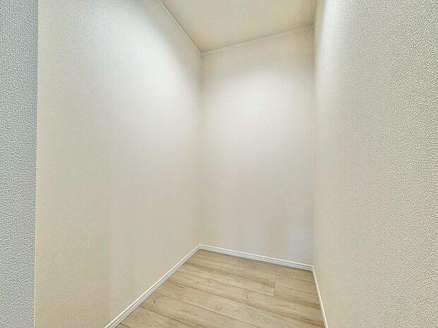 パントリー付きのキッチンからはリビング全体を見渡せます。