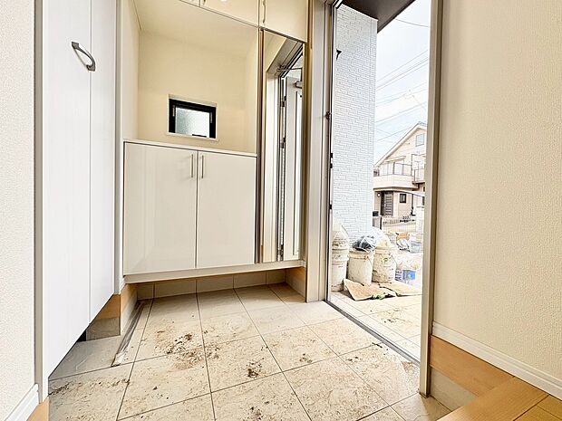 家のシンボルともいえる玄関は訪れる人を魅了します。(令和7年10月 撮影)