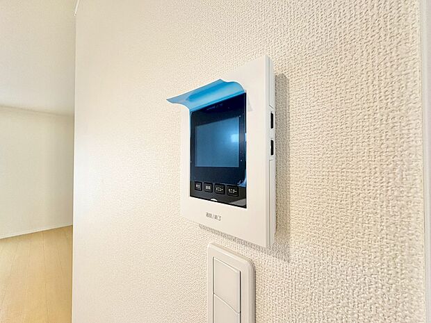 鮮明な画像で来訪者を確認できる安心のモニター付きインターホン。