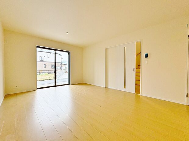 室内には豊かな陽光が注ぎ込み、爽やかな住空間を演出。