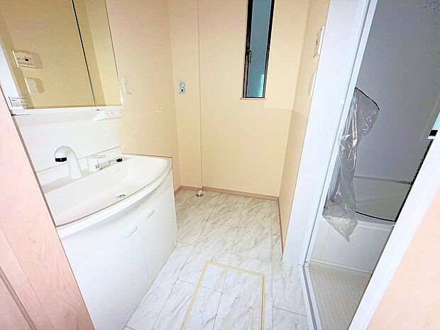 キッチンのそばに水回りを集約した家事効率の良い動線を確保。