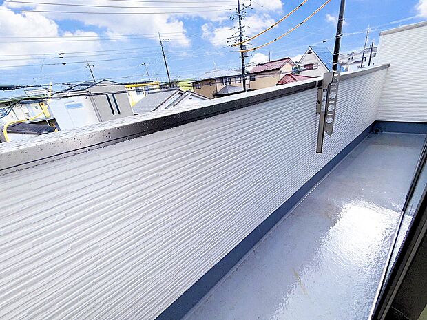 2部屋に面したバルコニーは洗濯物や布団干しにも便利です。