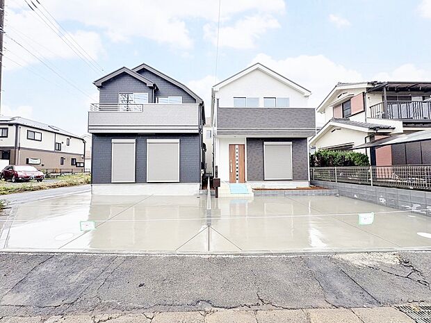 並列で2台駐車可能なカースペースです。