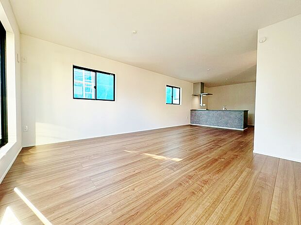 ほっと安らげる居心地の良いリビングは、ごろんと寛げる床暖房付きです。