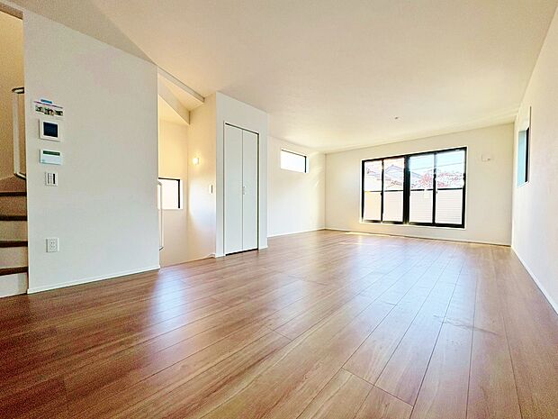 コミュニケーション動線に配慮したリビングイン階段を採用。