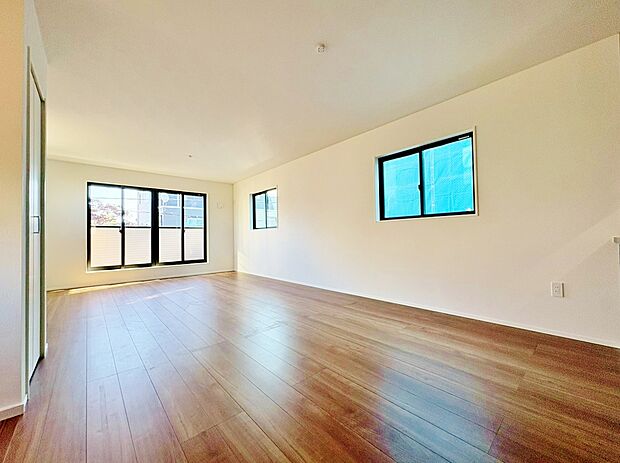 明るい日差しが注ぎ、心地よいリラックスタイムが過ごせそうです。