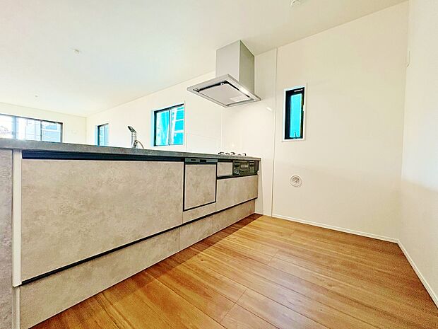 すっきりとしたオープンスタイルの対面式キッチンです。