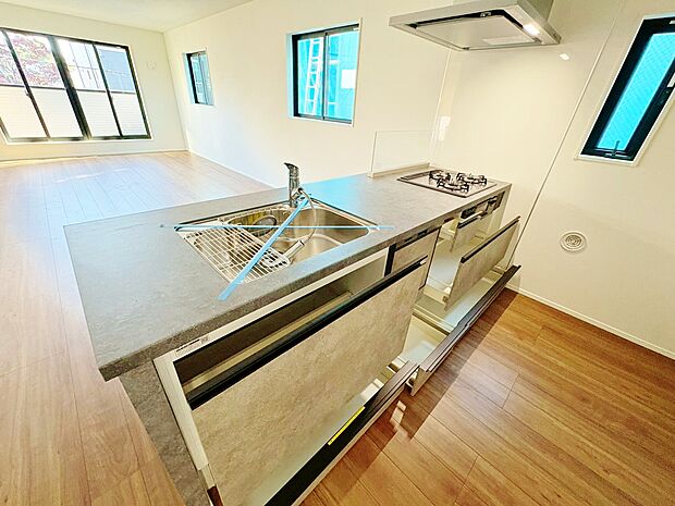 どこにいても各方面に視線が抜けて開放的な造り。