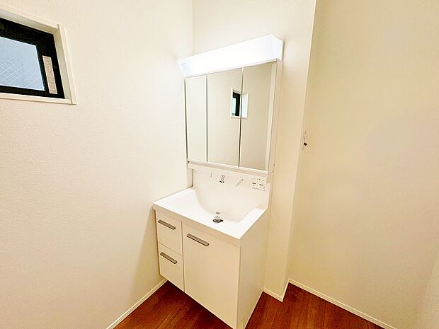 大きくて見やすい三面鏡タイプの清潔感ある洗面台。