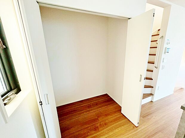 リビング収納、パントリーの他、居室としてもご利用いただける納戸を備えています。