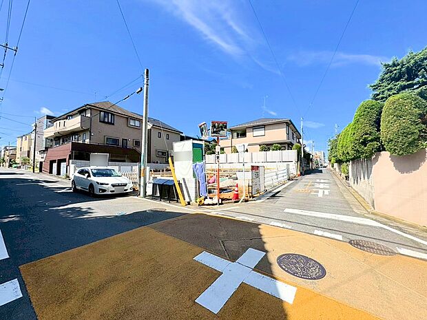 冬でも快適にお過ごしいただけるようリビングには床暖房を完備。(令和7年7月 撮影)