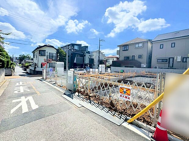 リビング全体を見渡せるよう対面式キッチンを採用しました。(令和7年7月 撮影)